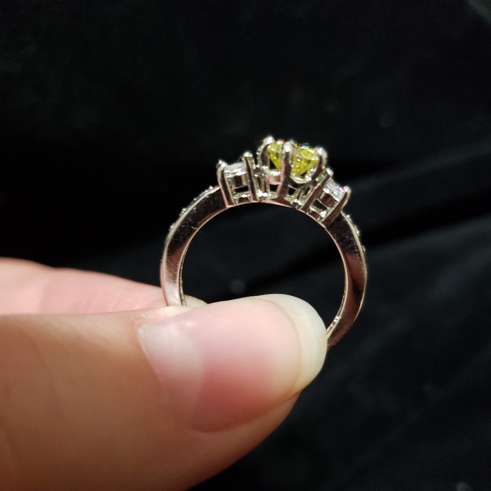 A ring - Picture 2 of 4